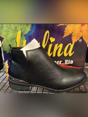 Italina By Summer Rio Women’s Zip Close Ankle Boots Black PU Leather Size 8.5 M